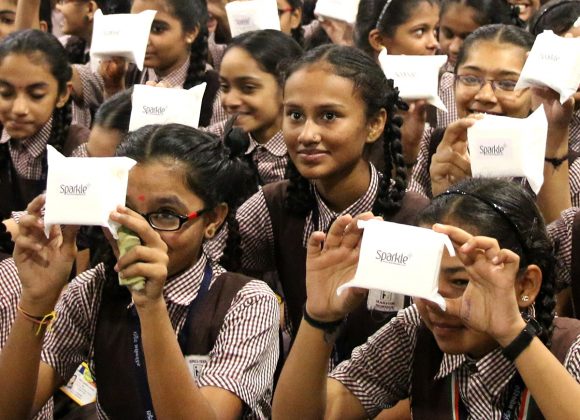 The-Chain-Of-Helping-Hands---Sparkle-blog