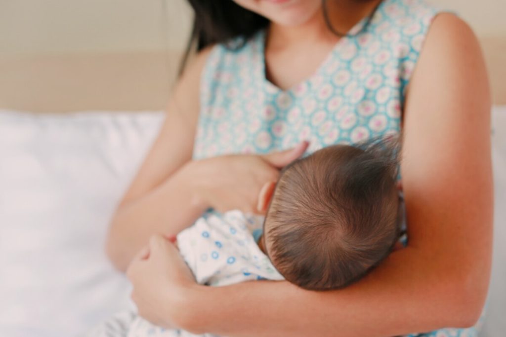 When To Expect First Period After Birth When Breastfeeding?